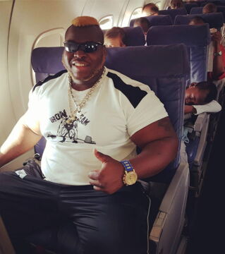 Iron Biby n'a pas de problème avec son voisin de siège dans l'avion, puisqu'il est obligé de prendre deux sièges.