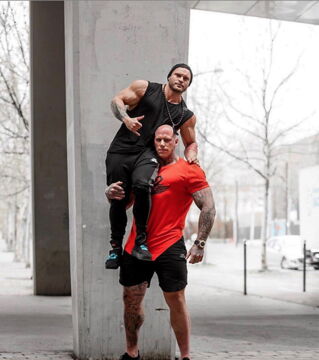 Martyn Ford prefère plutôt porter son pote sur ses épaules apparement.