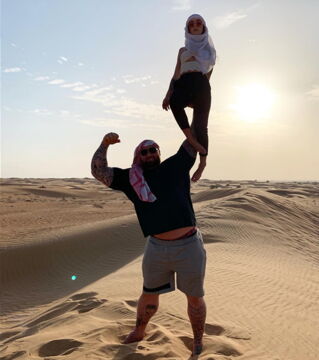 Thor Bjornsson porte sa femme à une main. Peut-on dire qu'elle est au sommet de la montagne ?