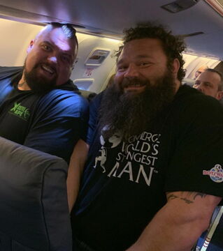 Toujours dans l'avion. Ça passe vraiment limite pour Robert Oberst et Eddie Hall.