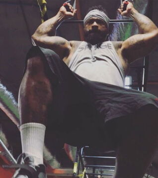 Darnell Dockett. Snapchat : ddockett90