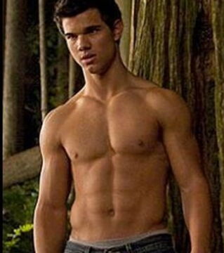 Et pour ce rôle, Tyler Lautner a dû prendre 15kg de muscle. Comment ? En faisant 2h de sport par jour pendant un an
