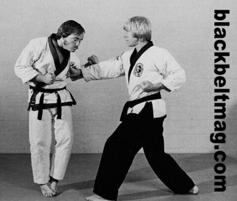 Chuck Norris qui pose pour le Black Belt Magazine en 1968