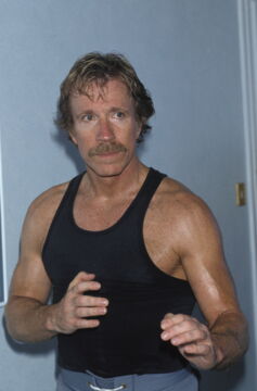 Chuck Norris qui pose lors du Festival de Cannes, 1988